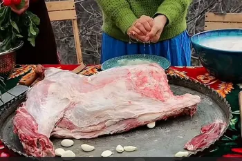پخت دنده گاو در روستا توسط دختران روستایی