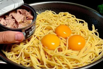 طرز تهیه یک غذای متفاوت و خوشمزه با تخم مرغ و تن ماهی