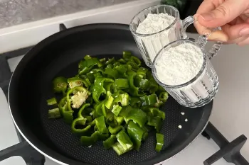 فلفل دلمه ای + آرد / طرز تهیه میان وعده خوشمزه در ۱۰ دقیقه با ۲ ماده اصلی.