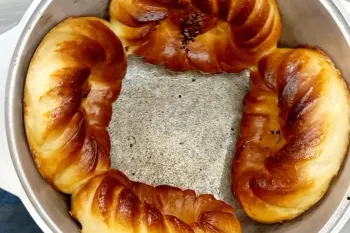چگونه در خانه نان تنوری بپزیم؟ آموزش پخت نان های حجیم در قابلمه