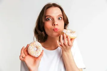 بهترین و بدترین زمان خوردن شیرینی ها / چطور اثر مواد قندی را کاهش دهیم ؟