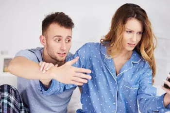 آیا حق چک کردن گوشی موبایل همسرم را دارم؟