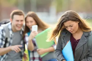 چگونه موقع دعوا گریه نکنیم؟ این ترفندها را به کار ببرید!