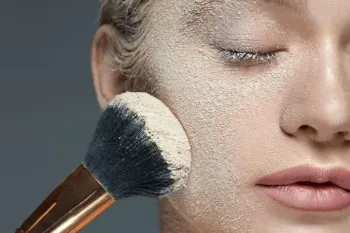 پودر بچه برای صورت؛ معجزه ای برای نرمی، مات شدن و کنترل عرق