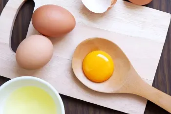 ۵ روش ساده و سریع برای جدا کردن زرده از سفیده تخم مرغ