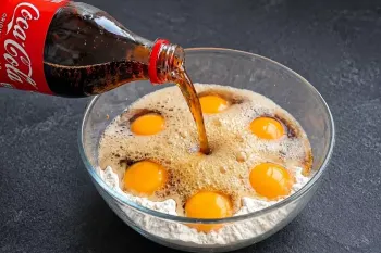 طرز تهیه نان خانگی طلایی و پف دار با تخم مرغ و کوکاکولا