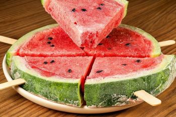طرز تهیه بستنی هندوانه/ آسان در چند دقیقه با شیر و هندوانه