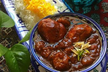طرز تهیه خورشت مرغ و آلو به سبک شمالی ها ؛ یک غذای ملس و مجلسی برای مهمانی