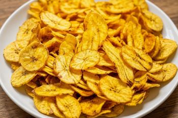 طرز تهیه چیپس موز خانگی؛ اسنکی ترد، سالم و خوشمزه