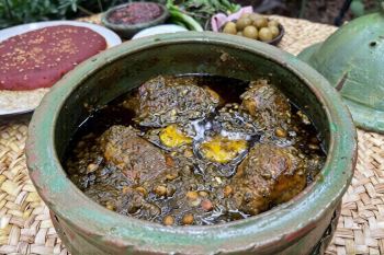 طرز تهیه یک خورش شمالی پرعطر با رب انار و گردو؛ مرغ ترش مخصوص مهمانی ها