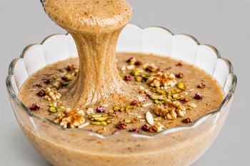 طرز تهیه کاچی شیر با شیره خرما؛ یک معجون مقوی و بدون شکر