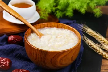 طرز تهیه فرنی سنجد و بادام؛ دسر مقوی و خوشمزه