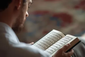 آیا قرائت قرآن با نگاه کردن به آیات بدون حرکت لب ها صحیح است؟