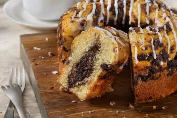طرز تهیه کیک دارچینی با استروزل شکلاتی، دسری نرم و خوش عطر