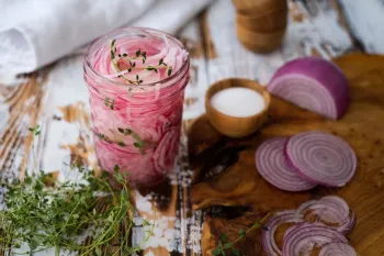 آموزش کامل طرز تهیه ترشی پیاز بندری خوشمزه و تند