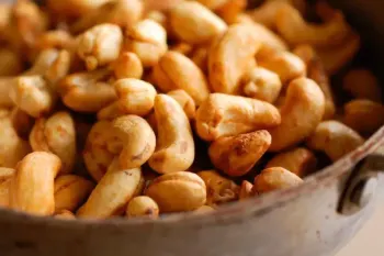 طرز تهیه بادام هندی زعفرانی، یک میان وعده متفاوت
