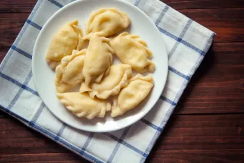 روش تهیه پیراشکی گوشت با خمیر جادویی و مواد میانی آبدار