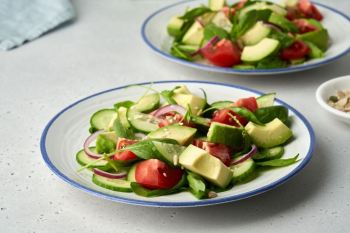 سالاد گوجه و آووکادو، شام سریع و رژیمی