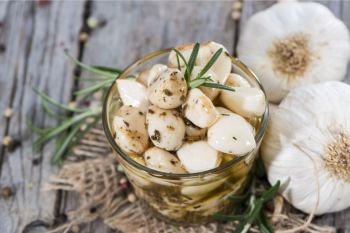 طرز تهیه سیر ترشی خانگی با طعمی فوق العاده خوشمزه