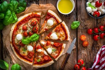 طرز تهیه پیتزا مارگاریتا با خمیر ایتالیایی