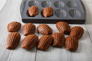 طرز تهیه شیرینی مادلین شکلاتی با بافت نرم و اسفنجی