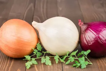 خواص و مضرات پیاز: از سلامت قلب تا عوارض احتمالی