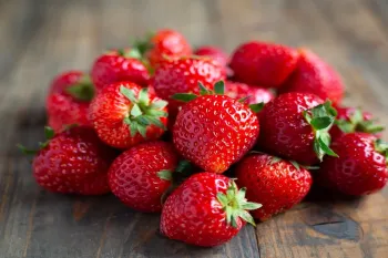 خواص و مضرات توت فرنگی؛ از تقویت سیستم ایمنی تا خطرات احتمالی