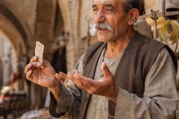 معنی ضرب المثل «بیشتر از کوپن حرف زدن»