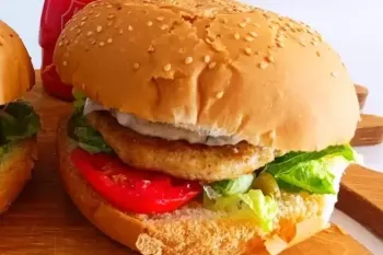 طرز تهیه همبرگر مرغ و سویا، خوشمزه و اقتصادی !