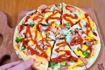 طرز تهیه پیتزا سوسیس و قارچ با تمام نکات / آموزش پیتزا با خمیر آماده