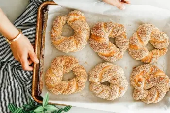 طرز تهیه سیمیت، خوشمزه ترین و معروف ترین نان ترکیه !