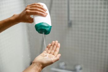بهترین شامپوهای درمانی برای پسوریازیس پوست سر ؛ معرفی ۶ محصول برتر