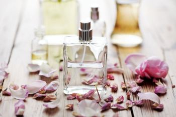 بهترین عطر مو؛ راهنمای جامع انتخاب، ماندگاری و روش صحیح استفاده