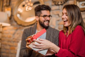 ایده های خاص هدیه روز زن برای تازه عروس؛ متناسب با هر سلیقه و بودجه