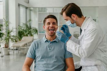 ارتباط بین رنگ زبان و سلامت بدن | هر رنگ زبان نشانه چه بیماری است ؟