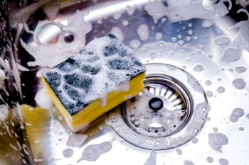 آموزش تمیز کردن سینک استیل + روش های خانگی جرم گیری و برق انداختن