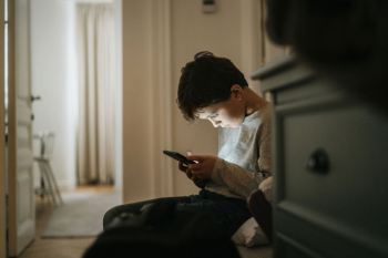 بهترین زمان و سن خرید گوشی برای بچه ها + نکات مهم برای والدین