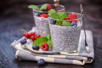 دانه چیا برای چه کسانی مضر است؟ گروه های پرخطر، عوارض و نکات ایمنی مصرف