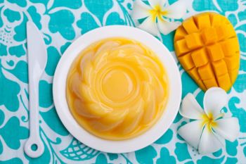 طرز تهیه دسر انبه ژلاتینی؛ دسری خوش رنگ و لطیف که مهمانان را شگفت زده میکند !