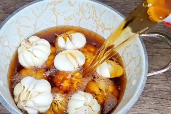 طرز تهیه سیر ترشی فوری با رب انار؛ بهترین روش تهیه سیر ترشی