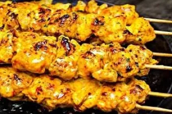 مرغ سیخی آبدار و رستورانی در تابه؛ بدون نیاز به منقل!
