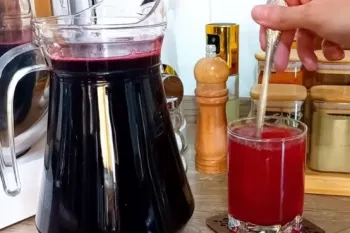 طرز تهیه شربت آلبالو خوشرنگ در ۲۰ دقیقه؛ شربت آلبالو خانگی مثل سن ایچ