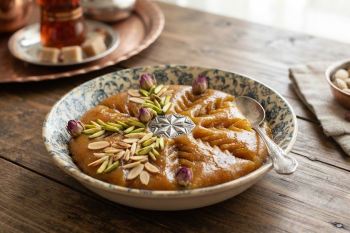 طرز تهیه حلوا آرد گندم ساده؛ دستور خانگی با بافت نرم و عطر زعفران