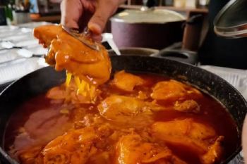 زرشک پلو با مرغ برای ۲۰ نفر؛ روش از بین بردن بوی زهم مرغ و تهیه یک غذای نذری خوشمزه