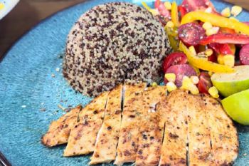 طرز تهیه غذای رژیمی با کینوا و مرغ؛ سالم، سبک و خوشمزه