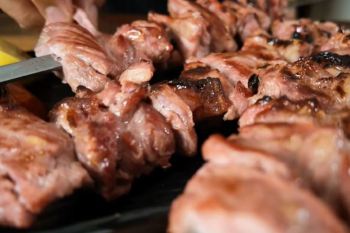 نرم کردن گوشت کباب چنجه با خربزه؛ یک روش متفاوت و کاربردی