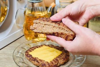 طرز تهیه همبرگر خانگی اقتصادی، آبدار و خوشمزه با ۵۰۰ گرم گوشت