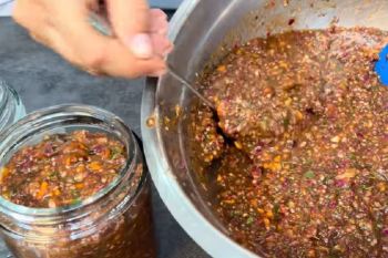 طرز تهیه ترشی لیته چهار فصل با بادمجان؛ خوشمزه و فوری