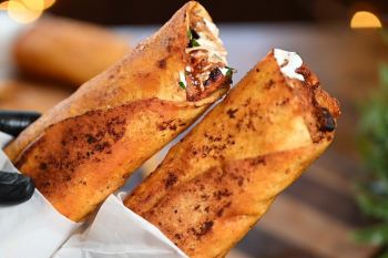 طرز تهیه شاورمای مرغ خانگی؛ ساندویچی ترد و خوش عطر