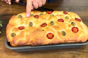 طرز تهیه نان فوکاچیا با تخمیر سرد؛ بدون ورز دادن و پر از حباب